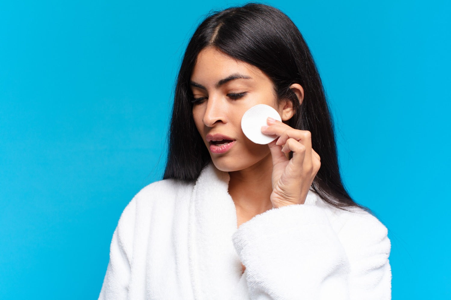 From greasy to glowing, beat the heat with our advanced oil-control solutions.